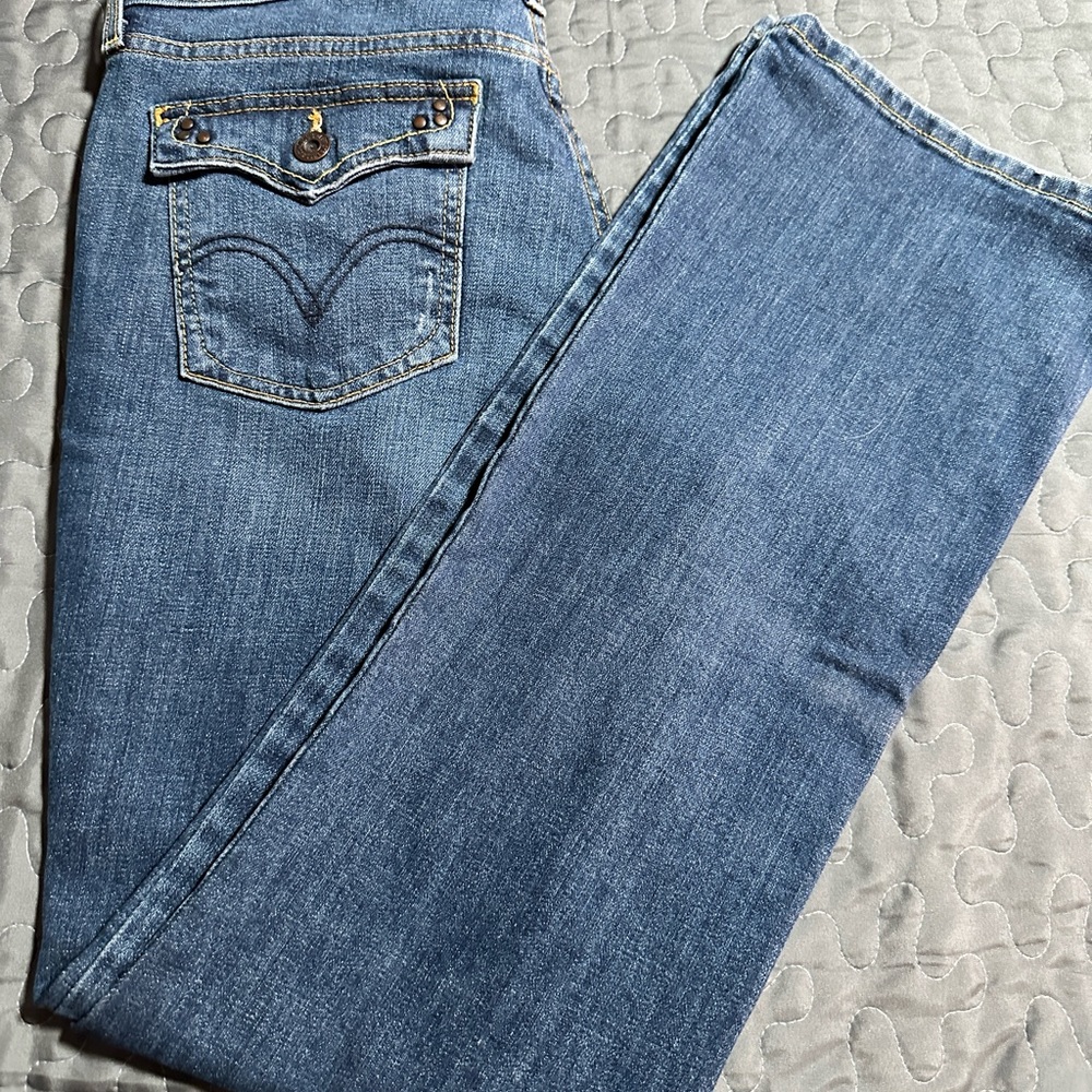 Woman’s Levi’s size 6M